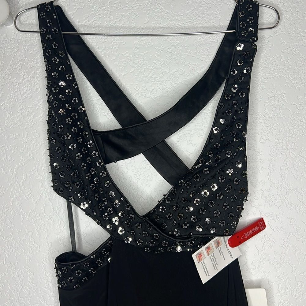 NWT Mac Duggal Black Floral Sequin Criss
Cross Bodice Side Slit Gown Size 6 - Picture 4 of 15